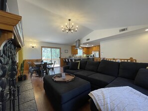 Smart TV, chimenea, tenis de mesa y estéreo 