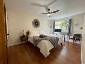 4 habitaciones, escritorio y tabla de planchar con plancha 