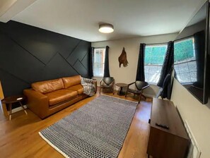 Smart TV, chimenea, tenis de mesa y estéreo