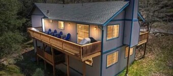 Rustic Luxury w/ hot tub, A/C + pet friendly