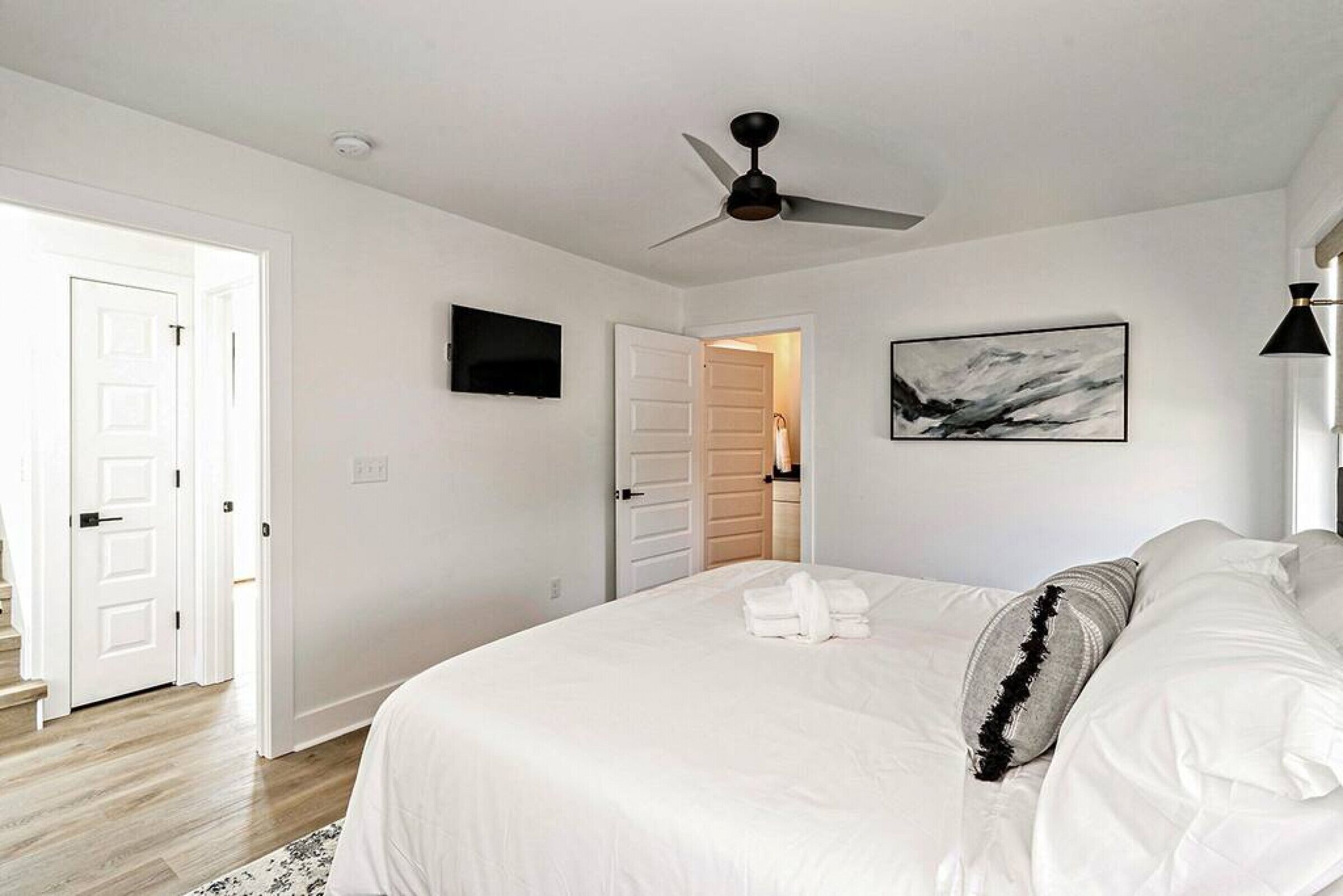 3 bedrooms, desk, iron/ironing board, travel crib