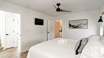3 bedrooms, desk, iron/ironing board, travel crib