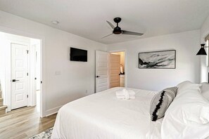 3 Schlafzimmer, Schreibtisch, Bügeleisen/Bügelbrett, Reisekinderbett