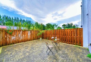 Outdoor dining - Miami Townhouse – Free Parking & Prime Location! (Miami)