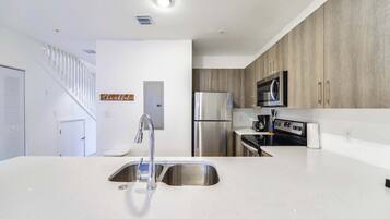 Réfrigérateur, micro-ondes, four, plaque de cuisson