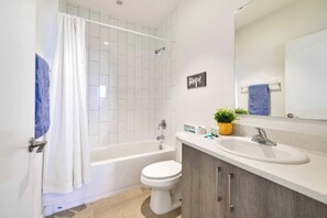 Shower, hair dryer, towels - Miami Townhouse – Free Parking & Prime Location! (Miami)