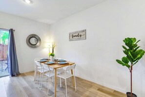 Dining - Miami Townhouse – Free Parking & Prime Location! (Miami)