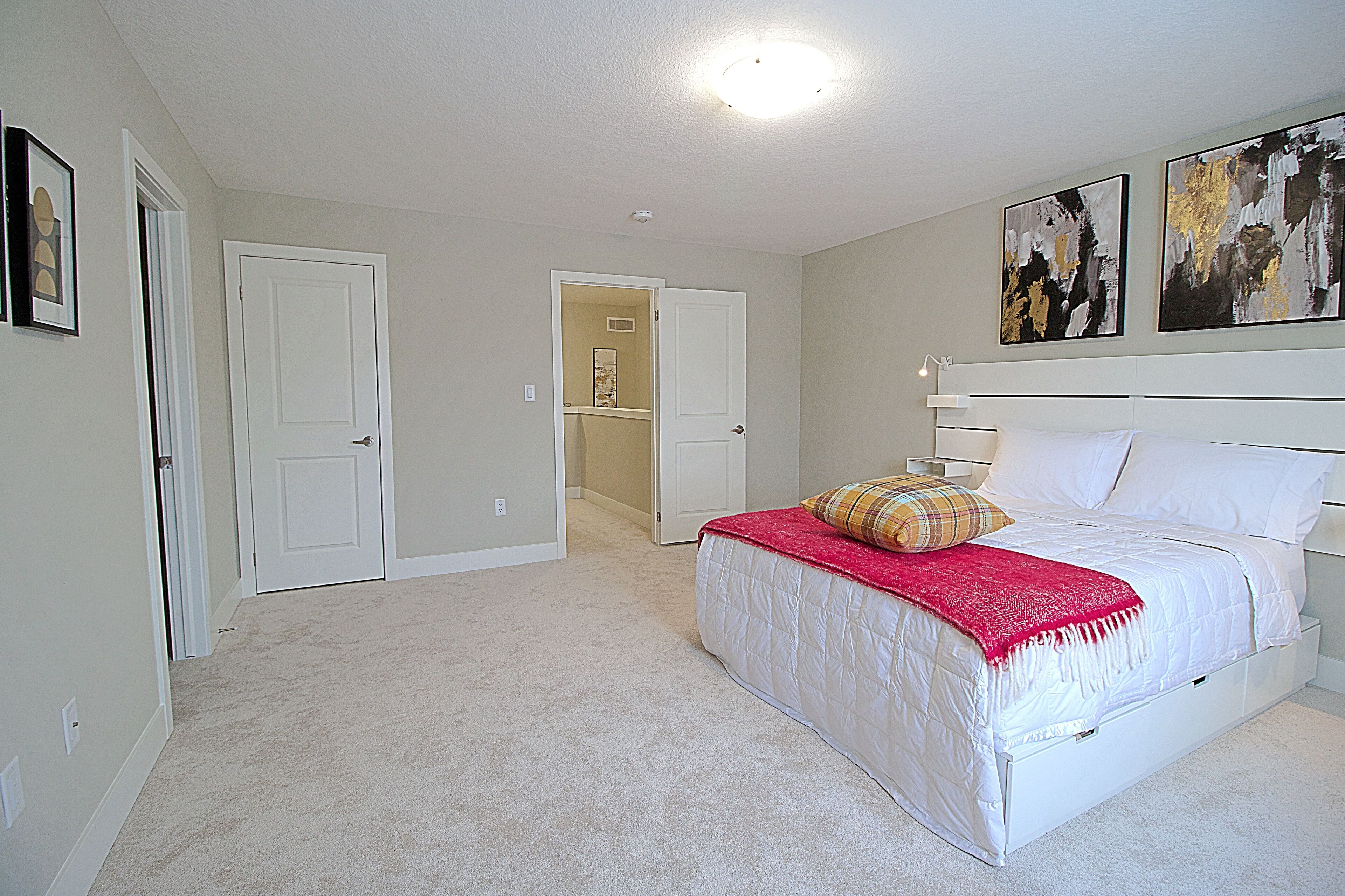Luxury Townhome | 3 bedrooms, premium bedding, down duvets, memory-foam beds