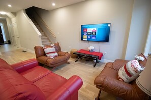 Casa de ciudad de lujo | Área de sala de estar | Televisión y servicios de streaming 
