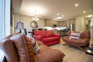 Living area - Chelton Town home (London)