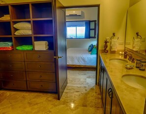 2 bedrooms, desk, iron/ironing board, WiFi