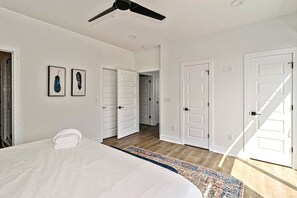 3 bedrooms, desk, iron/ironing board, travel cot - Ocean Views, Rooftop Deck, Modern Design (Virginia Beach)