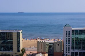 Beach - Ocean Views, Rooftop Deck, Modern Design (Virginia Beach)