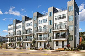 Exterior - Ocean Views, Rooftop Deck, Modern Design (Virginia Beach)