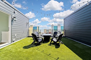 Outdoor dining - Ocean Views, Rooftop Deck, Modern Design (Virginia Beach)