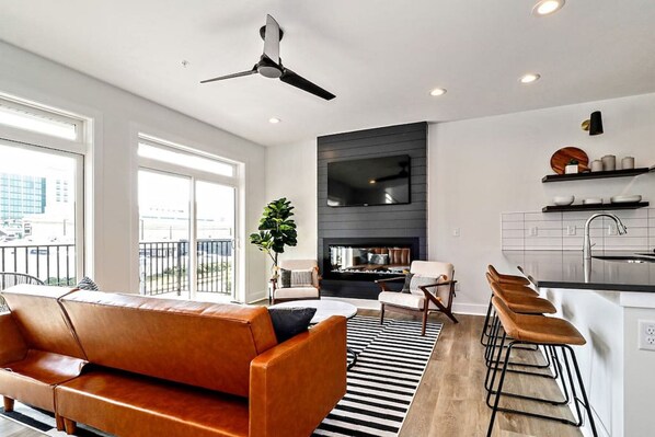 Smart TV, fireplace - Ocean Views, Rooftop Deck, Modern Design (Virginia Beach)