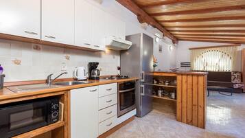 Kühlschrank, Ofen, Herdplatte, Wasserkocher mit Kaffee-/Teezubehör