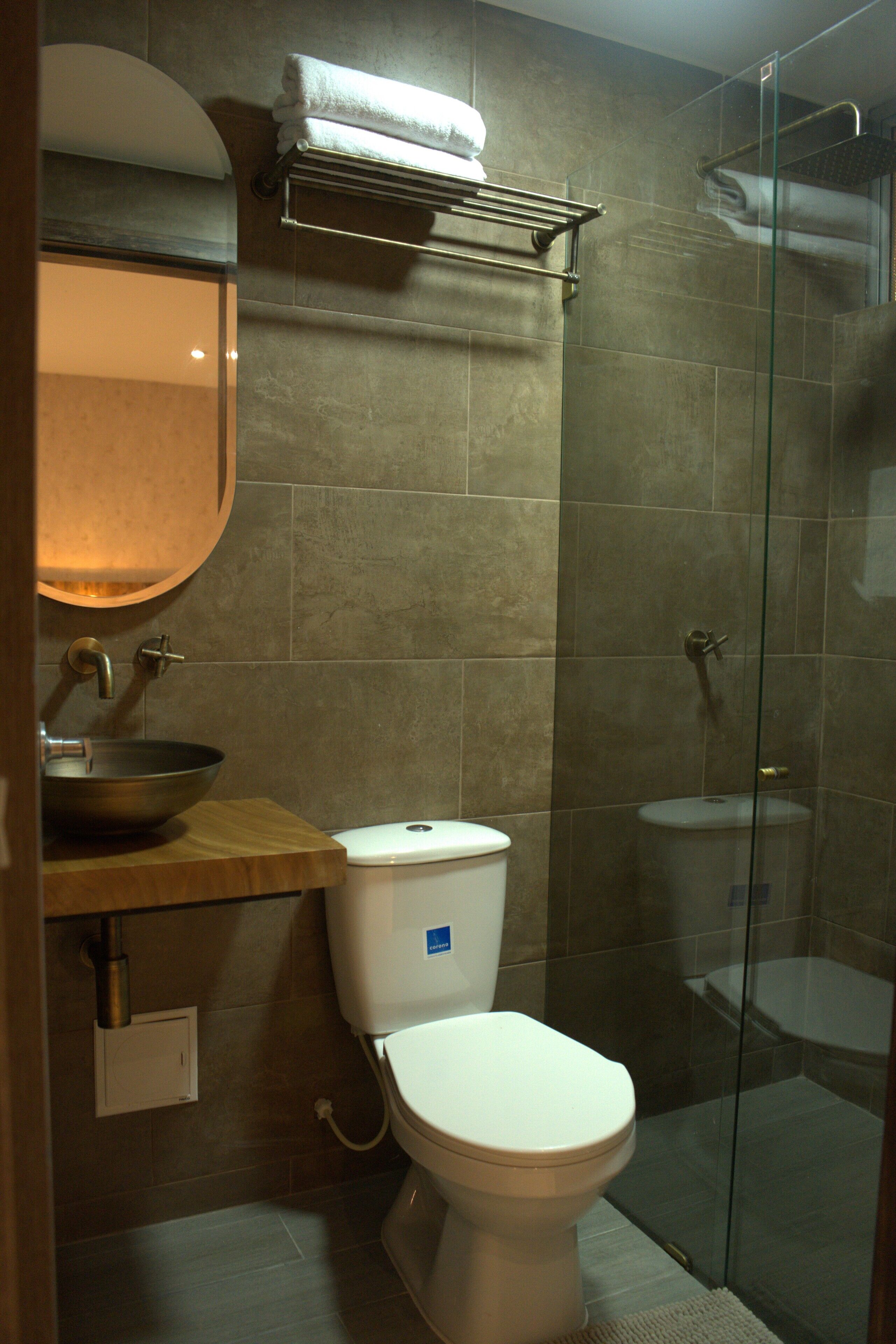 Deluxe Double Room | Bathroom | Rainfall showerhead, towels