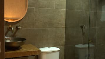 Chambre Double Deluxe | Salle de bain | Douche à « effet pluie », serviettes fournies