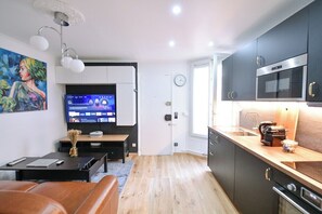 Réfrigérateur, micro-ondes, four, plaque de cuisson