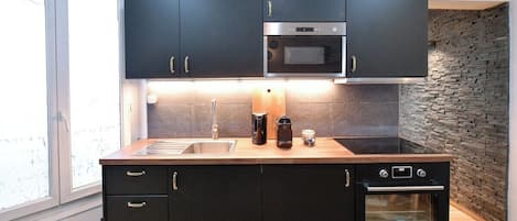 Réfrigérateur, four à micro-ondes, un four, surface de cuisson