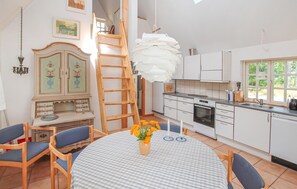 Køleskab, kogeplade, opvaskemaskine