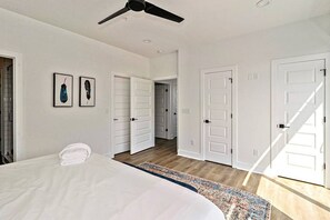 3 chambres, bureau, fer et planche à repasser, accès au Wi-Fi (inclus)