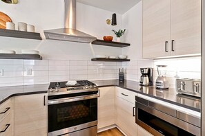 Refrigerador, cafetera y tetera y utensilios de cocina 