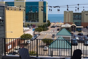 Property grounds - Rooftop Deck with View of the Ocean at Pacific (Virginia Beach)