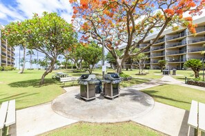 Outdoor dining - Oceanfront 2 bedroom suite in Sunny Kihei (Kihei)