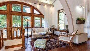 Smart TV, fireplace, music library, stereo