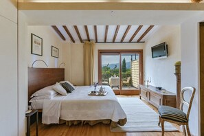 5 Schlafzimmer, Zimmersafe, Schreibtisch, Bügeleisen/Bügelbrett
