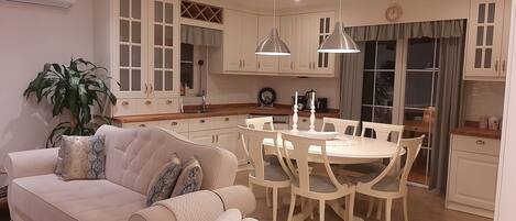 المنشأة من الداخل