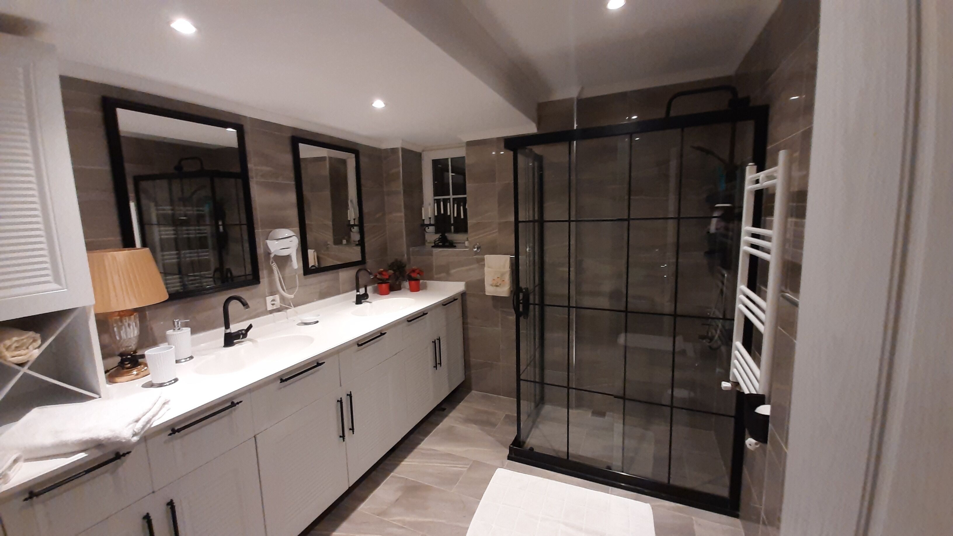 淋浴設備、按摩浴缸、風筒、提供毛巾