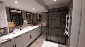 Dusche, Whirlpool, Haartrockner, Handtücher