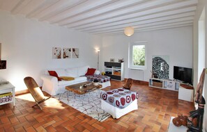 スマートテレビ、暖炉、ステレオ