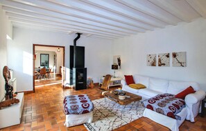 Smart TV, fireplace, stereo