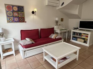 Fernseher, Tischtennisplatte, Bücher