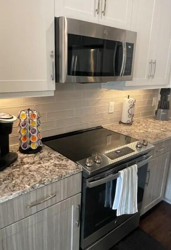 Fridge, microwave, stovetop, dishwasher - Elegant Apartment (Humble)