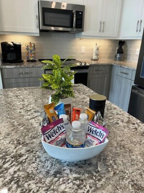 Fridge, microwave, stovetop, dishwasher - Elegant Apartment (Humble)