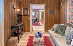 TV, fireplace - Beautiful home in Sjusjøen with WiFi (Sjusjøen)