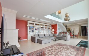 TV - Nice home in Les Adrets-de-l'Estére (Les Adrets-de-l'Estére)
