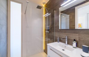 Combined shower/bathtub, hair dryer - Nice home in Les Adrets-de-l'Estére (Les Adrets-de-l'Estére)