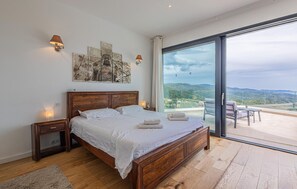 5 bedrooms, travel cot, free WiFi