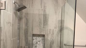 Douche, sèche-cheveux, serviettes fournies, savon