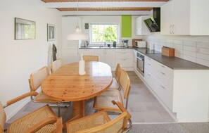 Fridge, microwave, stovetop, dishwasher - Lovely home in Samsø with kitchen (Samsø)