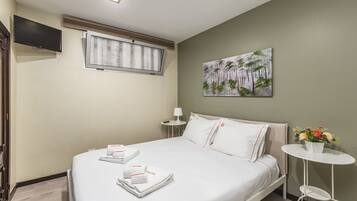 1 habitación, tabla de planchar con plancha, wifi gratis y ropa de cama