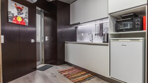 Una cocina compacta equipada con microondas, tostadora y refrigerador.