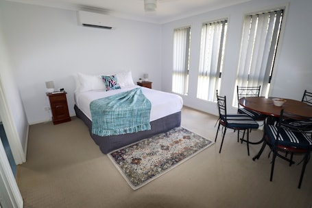 1 bedroom, iron/ironing board, free WiFi, bed sheets. BLK Stays Guest House Deluxe Front Units Morayfield