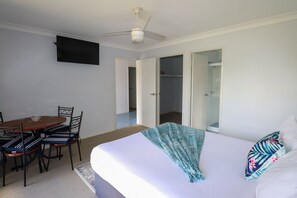 1 Schlafzimmer, BĂŒgeleisen/BĂŒgelbrett, kostenloses WLAN, BettwĂ€sche